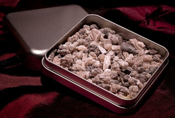 Frankincense 6-12 mm, 100g, in a food-safe tinplate box