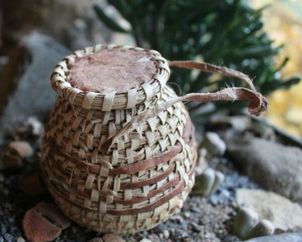 Round basket with lid, filled with Al-hojari frankincense
